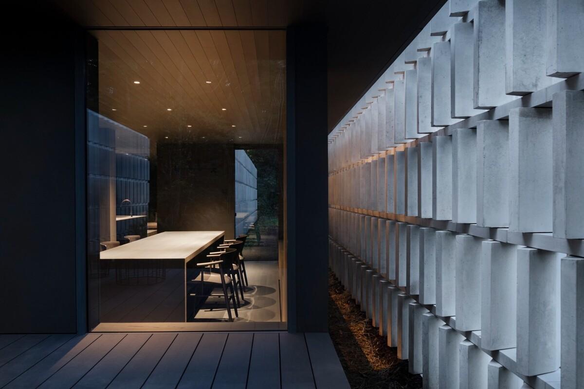 砖墙之家 / nendo