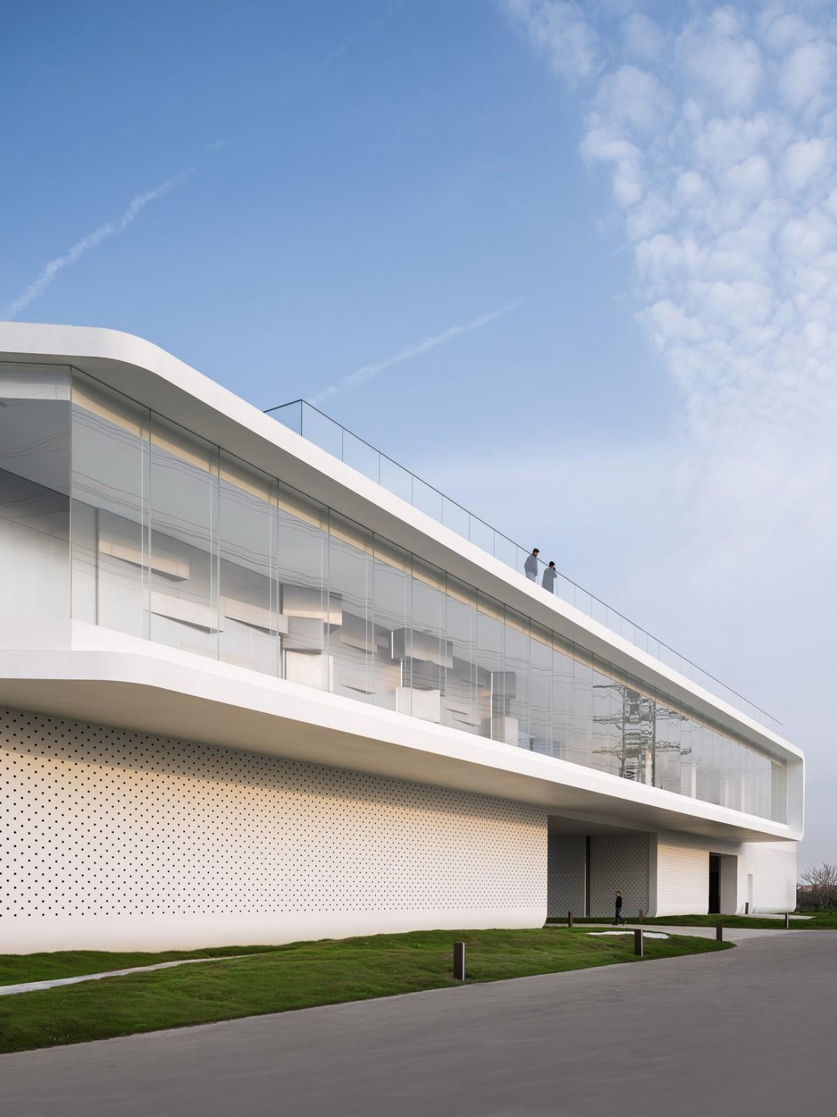 充分考虑在地化和适应性，打造BMW宝马“绿星灯塔” / ARCHIHOPE