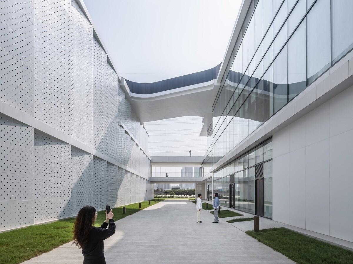 充分考虑在地化和适应性，打造BMW宝马“绿星灯塔” / ARCHIHOPE
