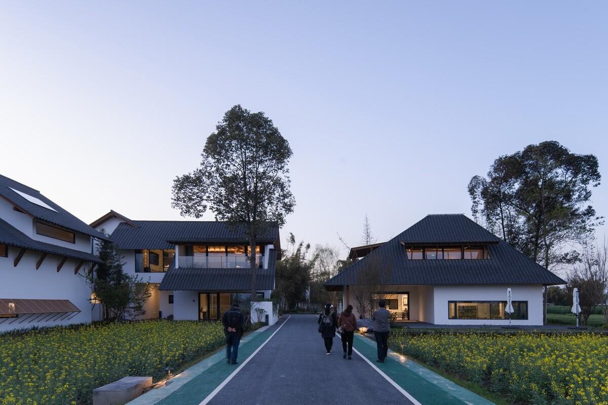 跨越千年农耕生活的对谈：新都·百草香庐 / 小隐建筑