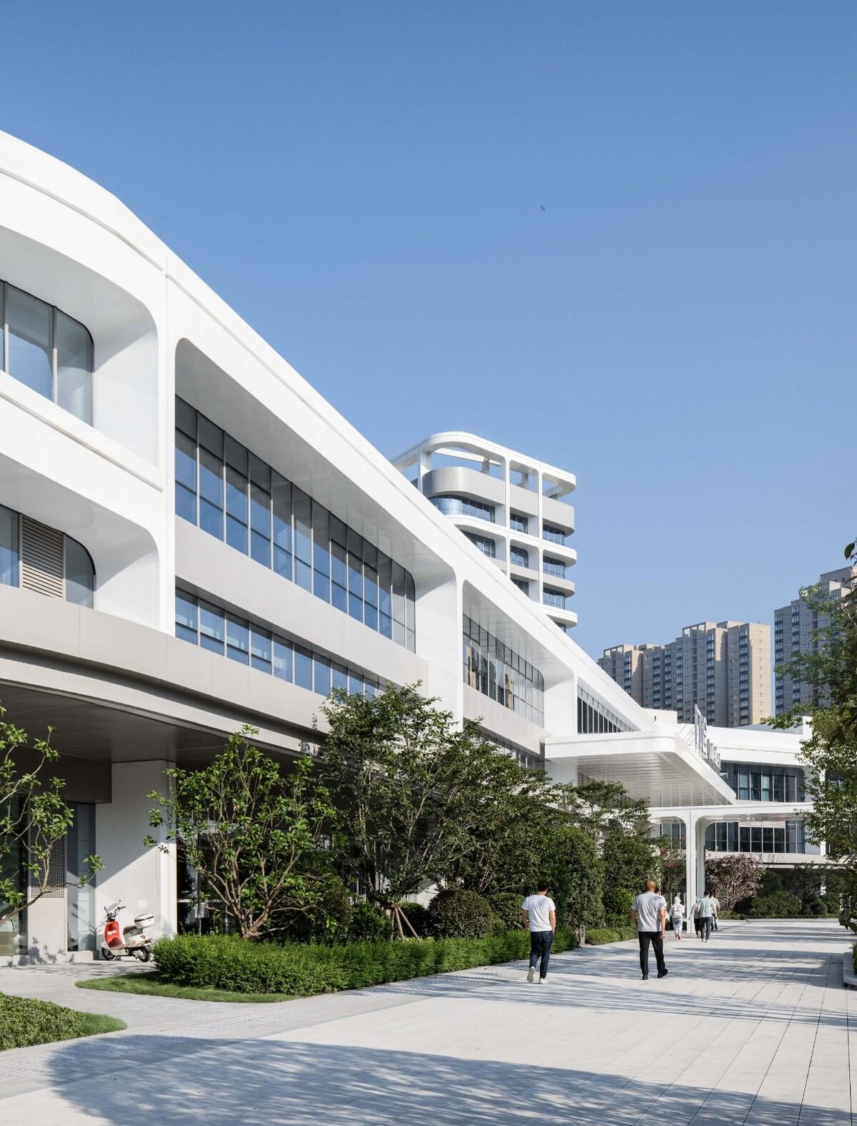 去医院化：一座温暖的白色城堡-安康市高新医院 / UUA建筑师事务所