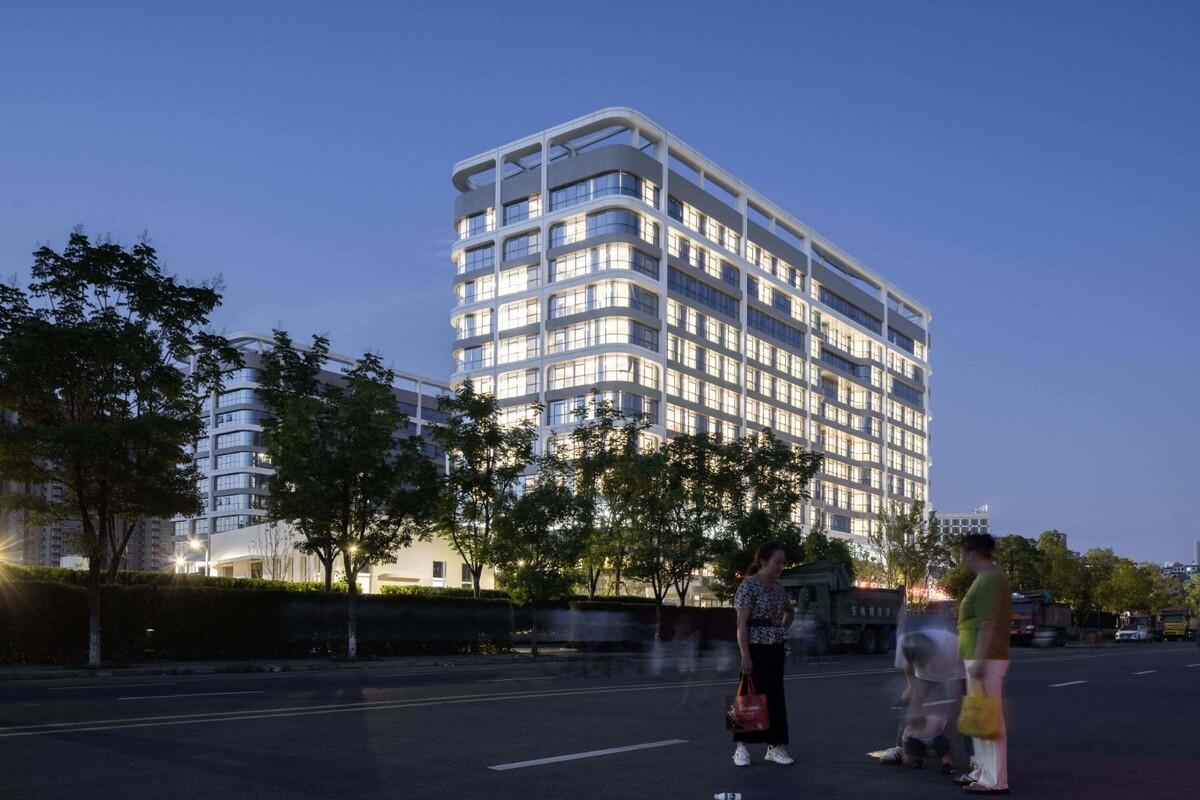 去医院化：一座温暖的白色城堡-安康市高新医院 / UUA建筑师事务所