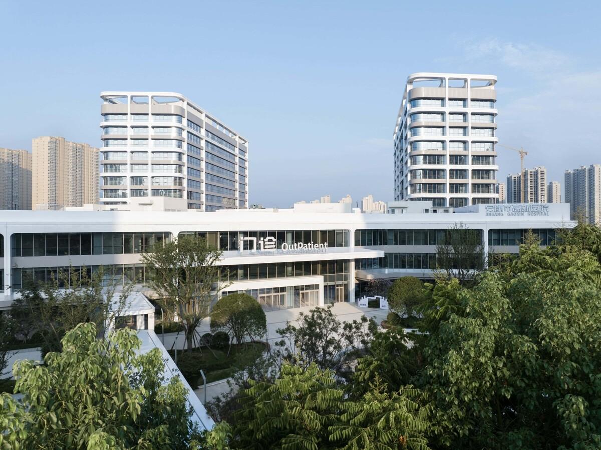 去医院化：一座温暖的白色城堡-安康市高新医院 / UUA建筑师事务所