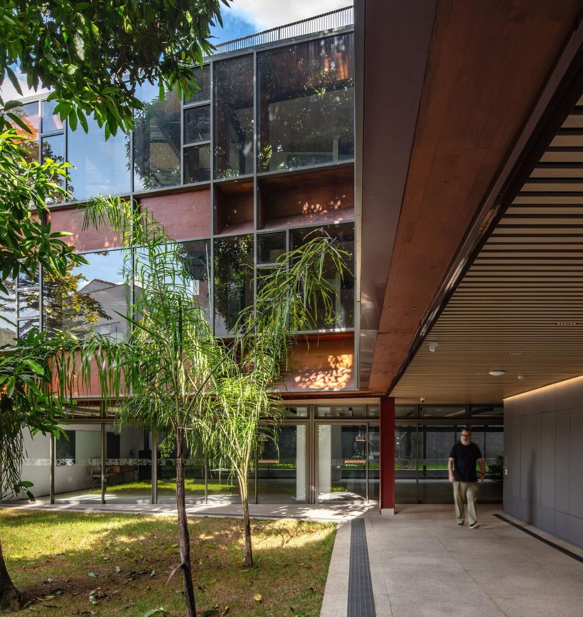 鲁道夫斯坦纳大学 / Biselli Katchborian Arquitetos