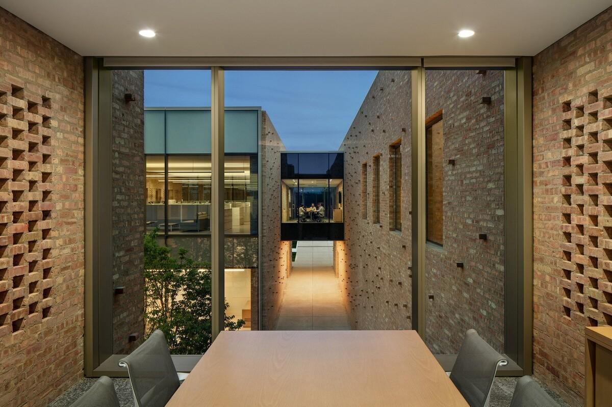 芝加哥公园区总部和体育馆 / John Ronan Architects