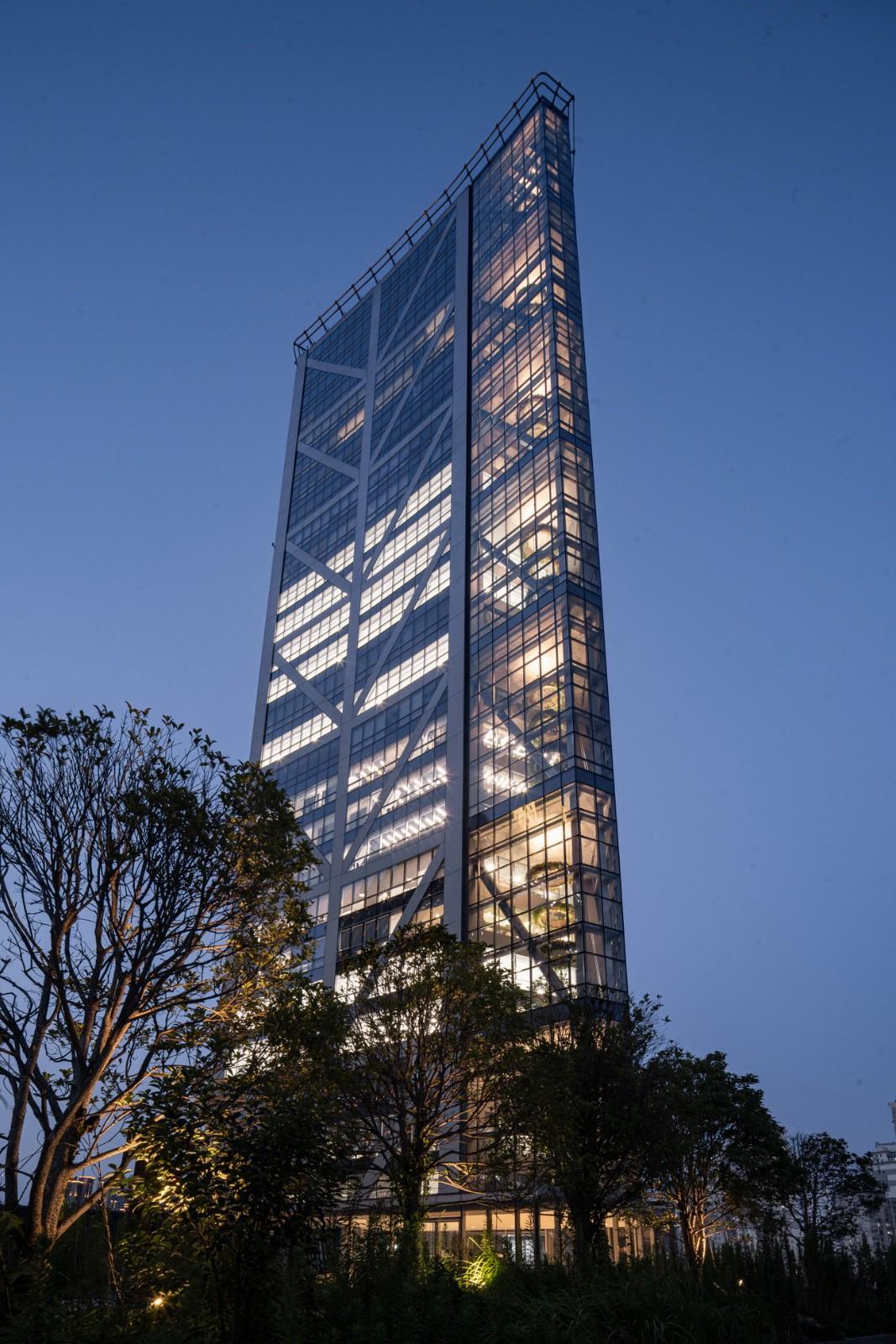 在上海市中心营造“垂直城市绿洲”：LuOne凯德晶萃广场 / 萨夫迪建筑事务所