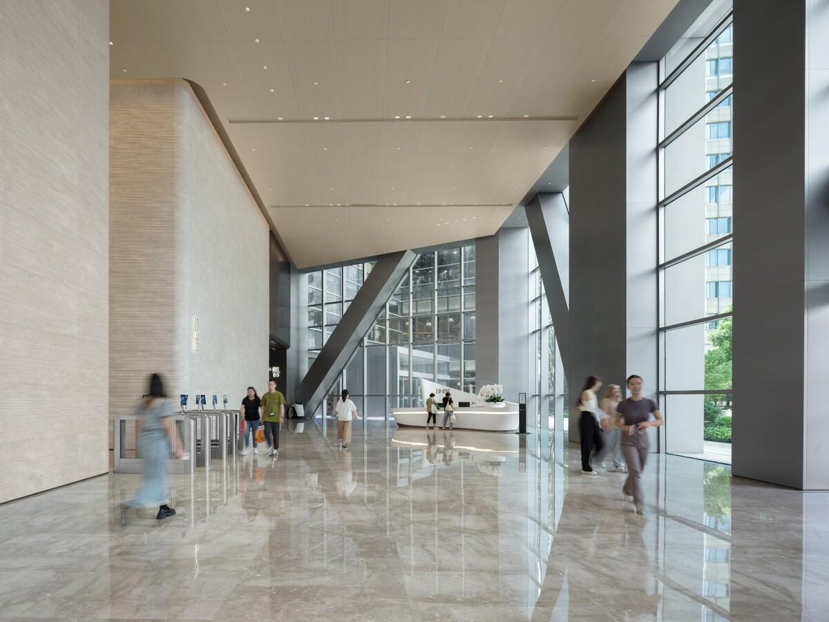 在上海市中心营造“垂直城市绿洲”：LuOne凯德晶萃广场 / 萨夫迪建筑事务所