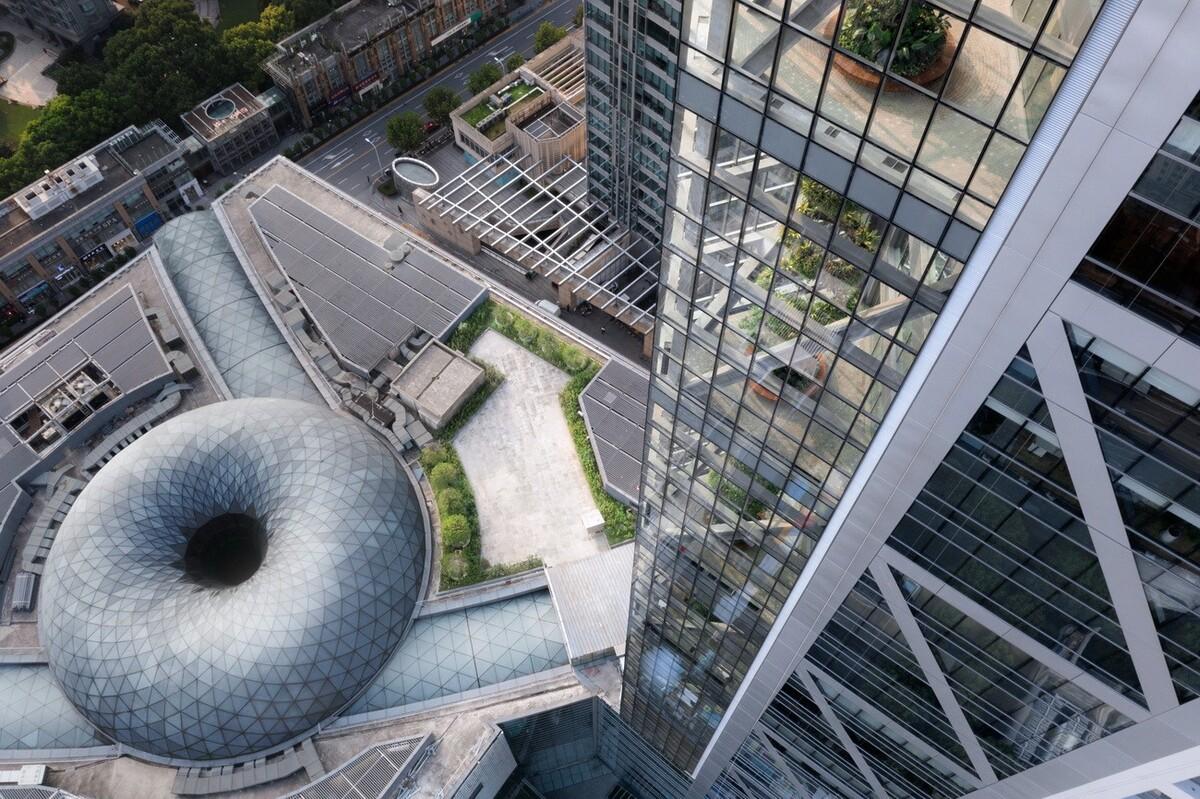 在上海市中心营造“垂直城市绿洲”：LuOne凯德晶萃广场 / 萨夫迪建筑事务所
