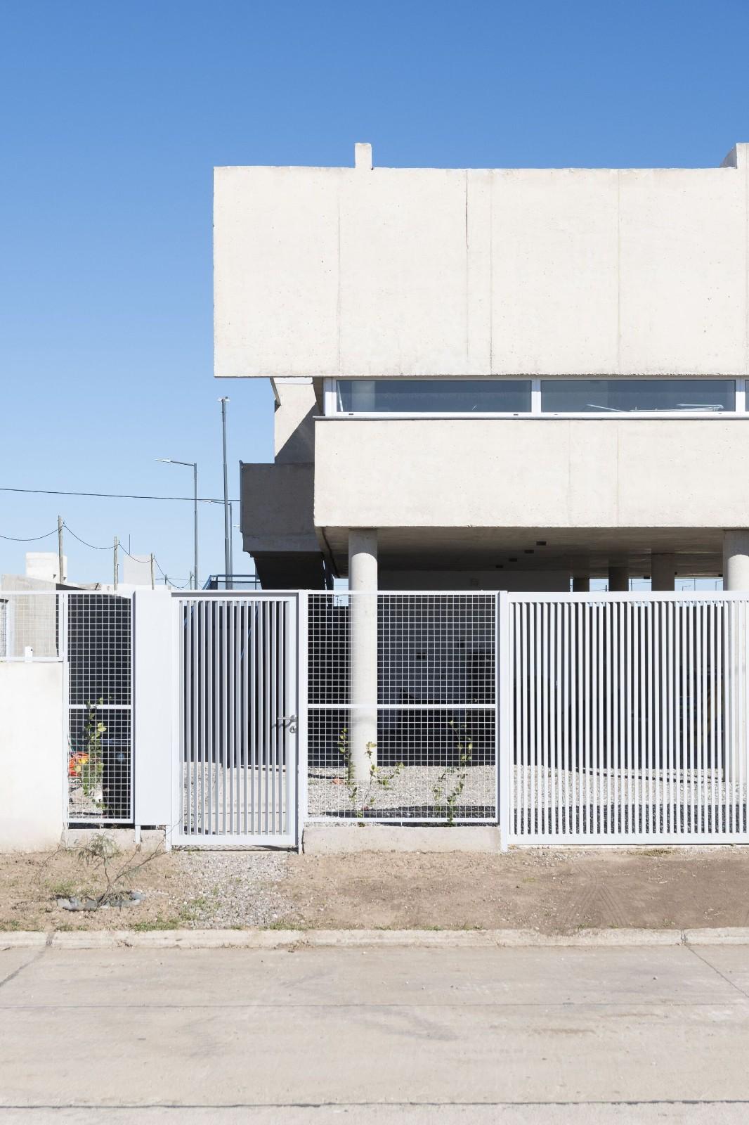 柱间住宅 / Esteras Perrote