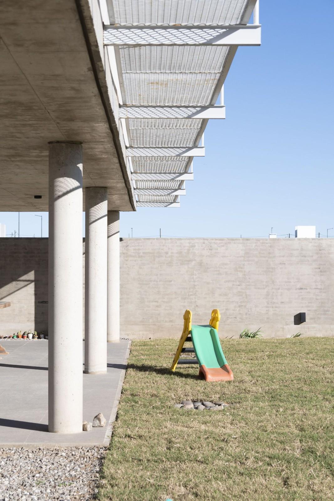 柱间住宅 / Esteras Perrote