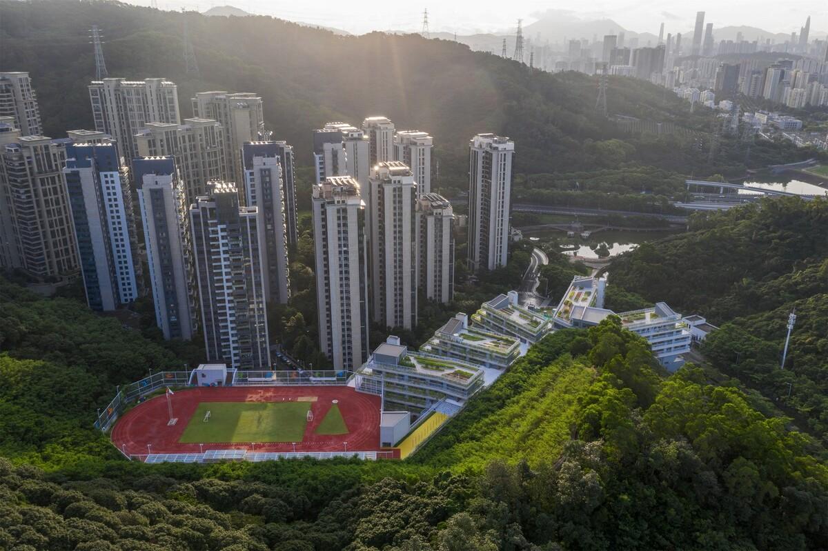 “上山”校园：深圳福田实验教育集团侨香学校·北校区 / 申都设计