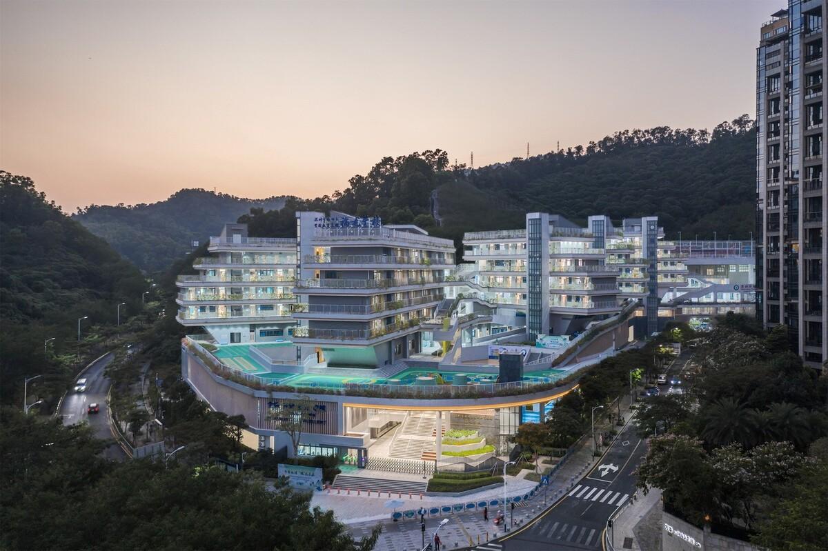“上山”校园：深圳福田实验教育集团侨香学校·北校区 / 申都设计