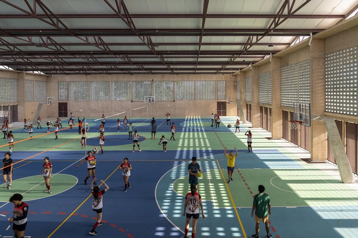 Manuel Vargas Iziquierdo 棒球场与体育中心 / Bernardo Quinzaños + CCA Centro de Colaboración Arquitectónica