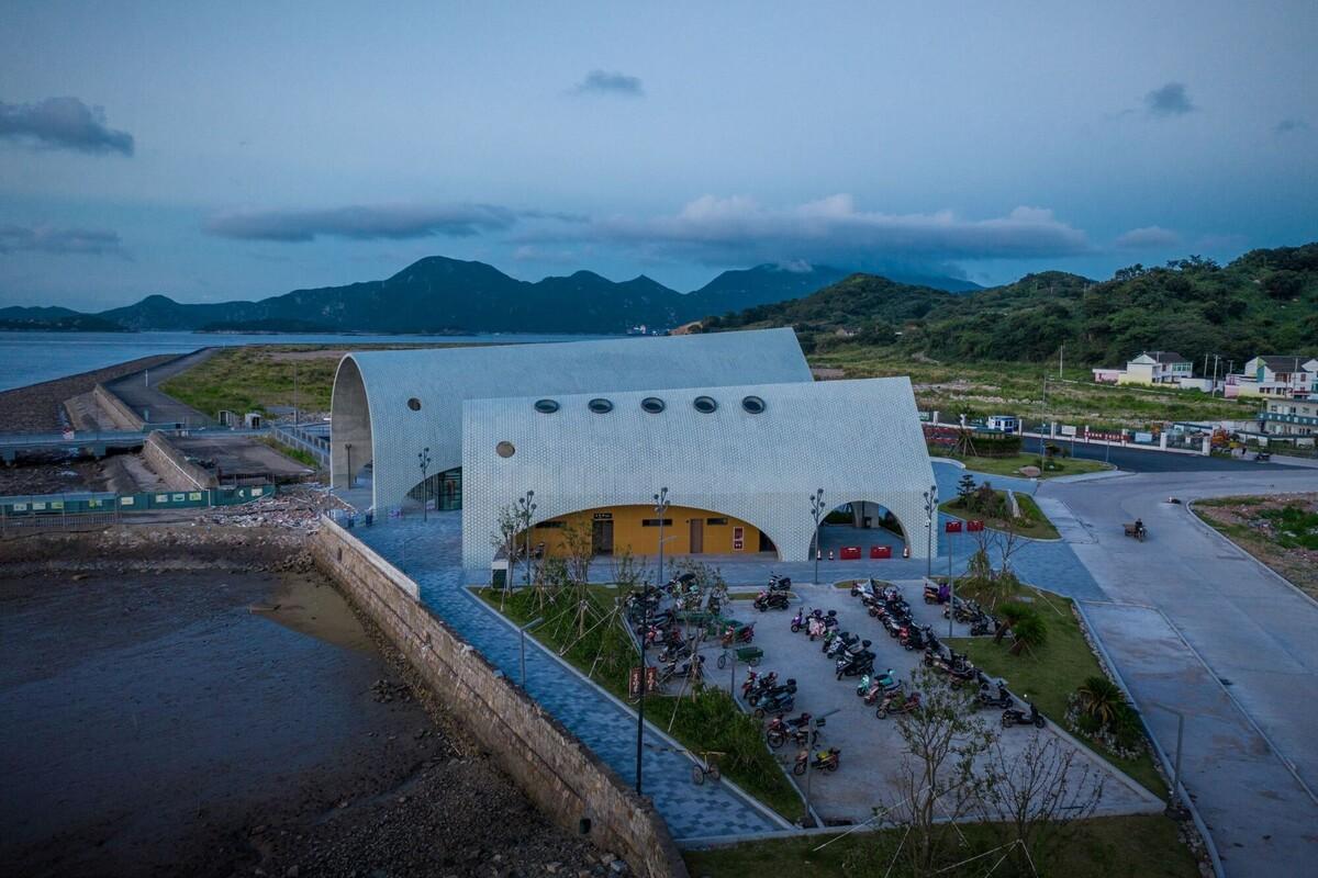 虾峙客运站 / 致正建筑工作室