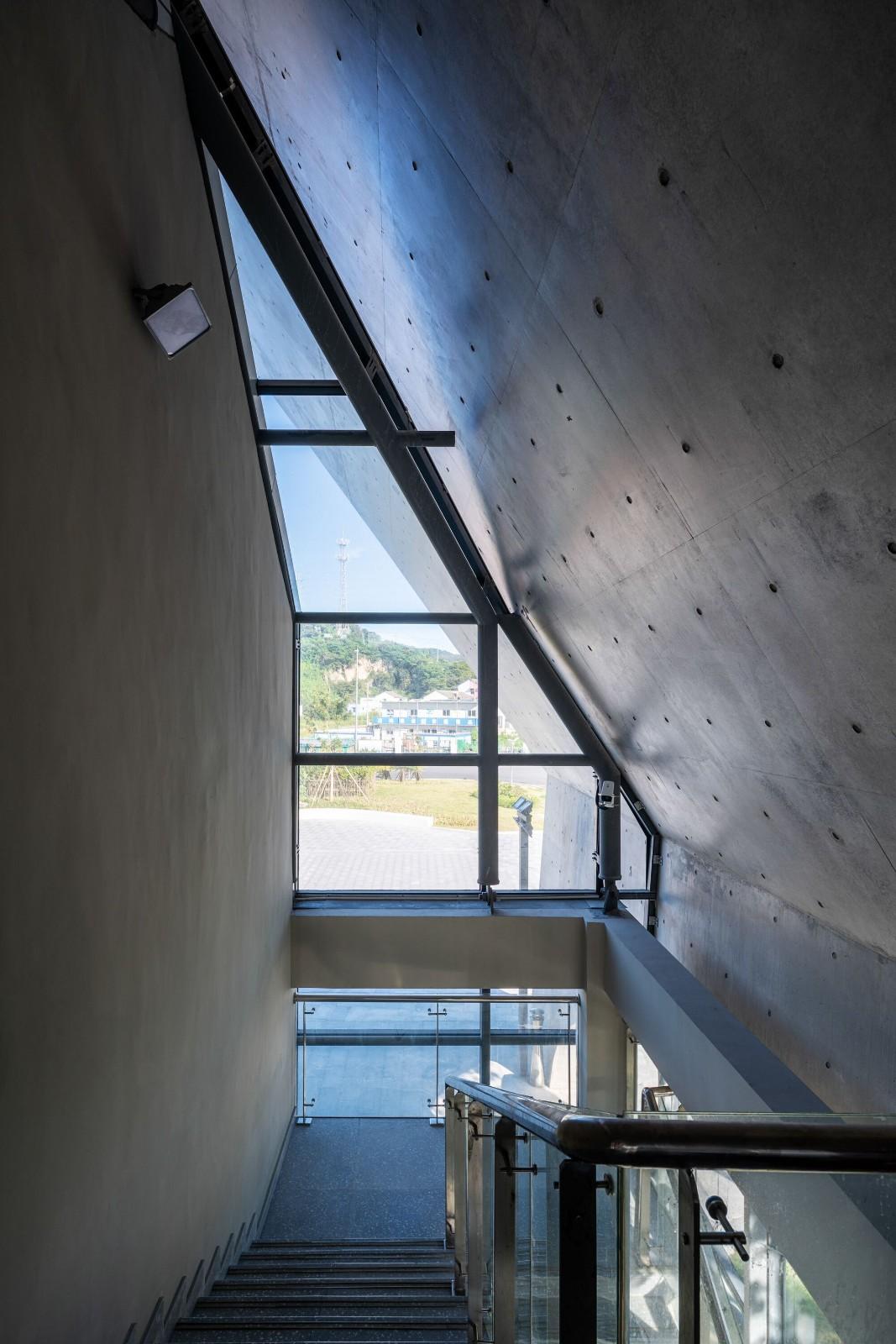 虾峙客运站 / 致正建筑工作室