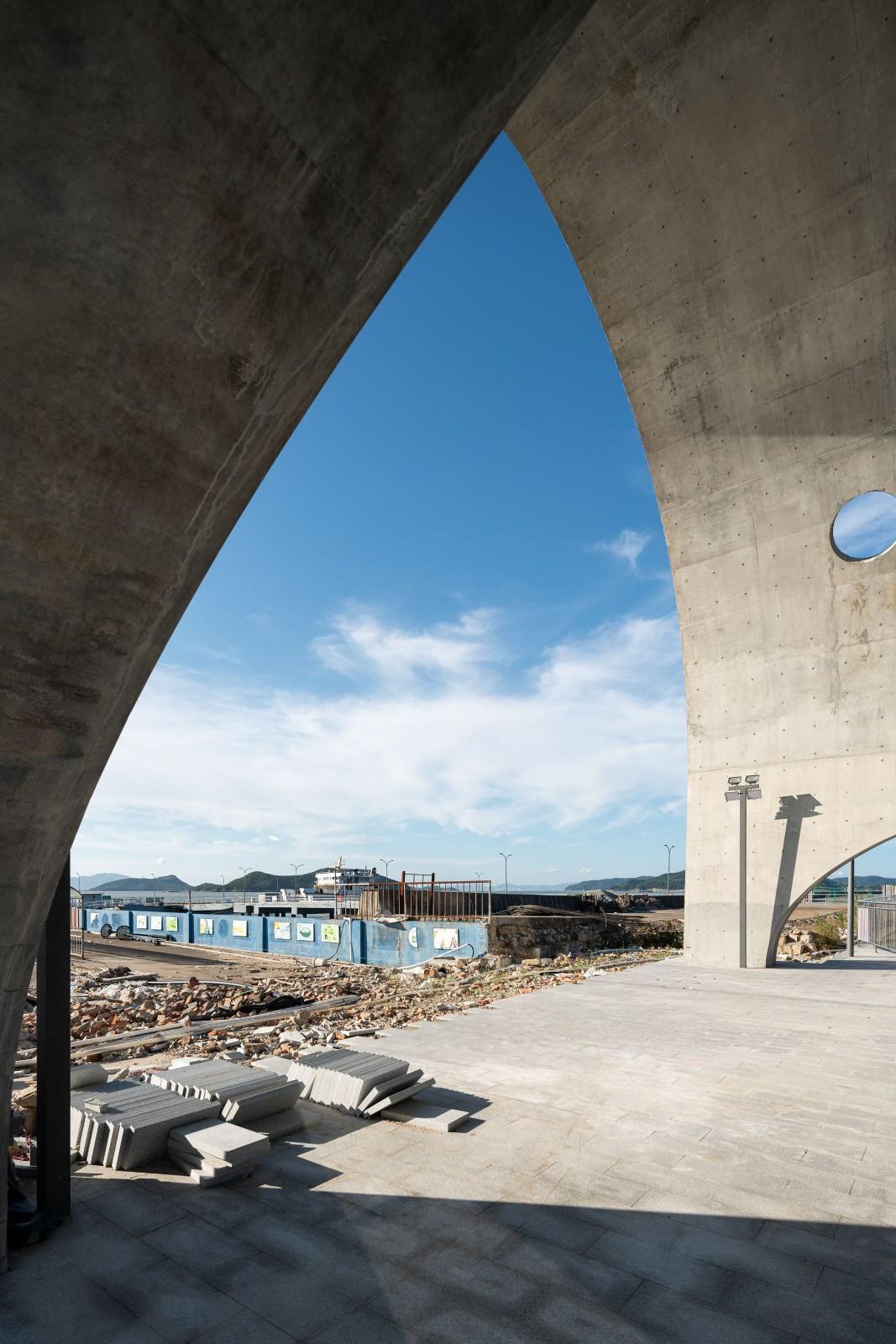 虾峙客运站 / 致正建筑工作室