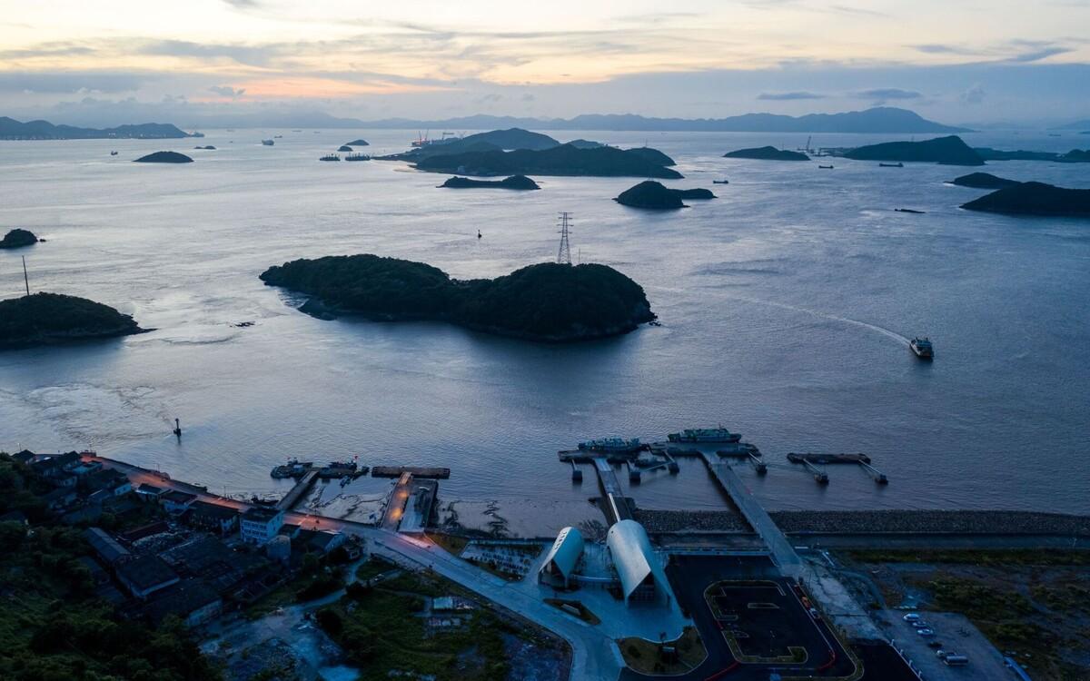 虾峙客运站 / 致正建筑工作室