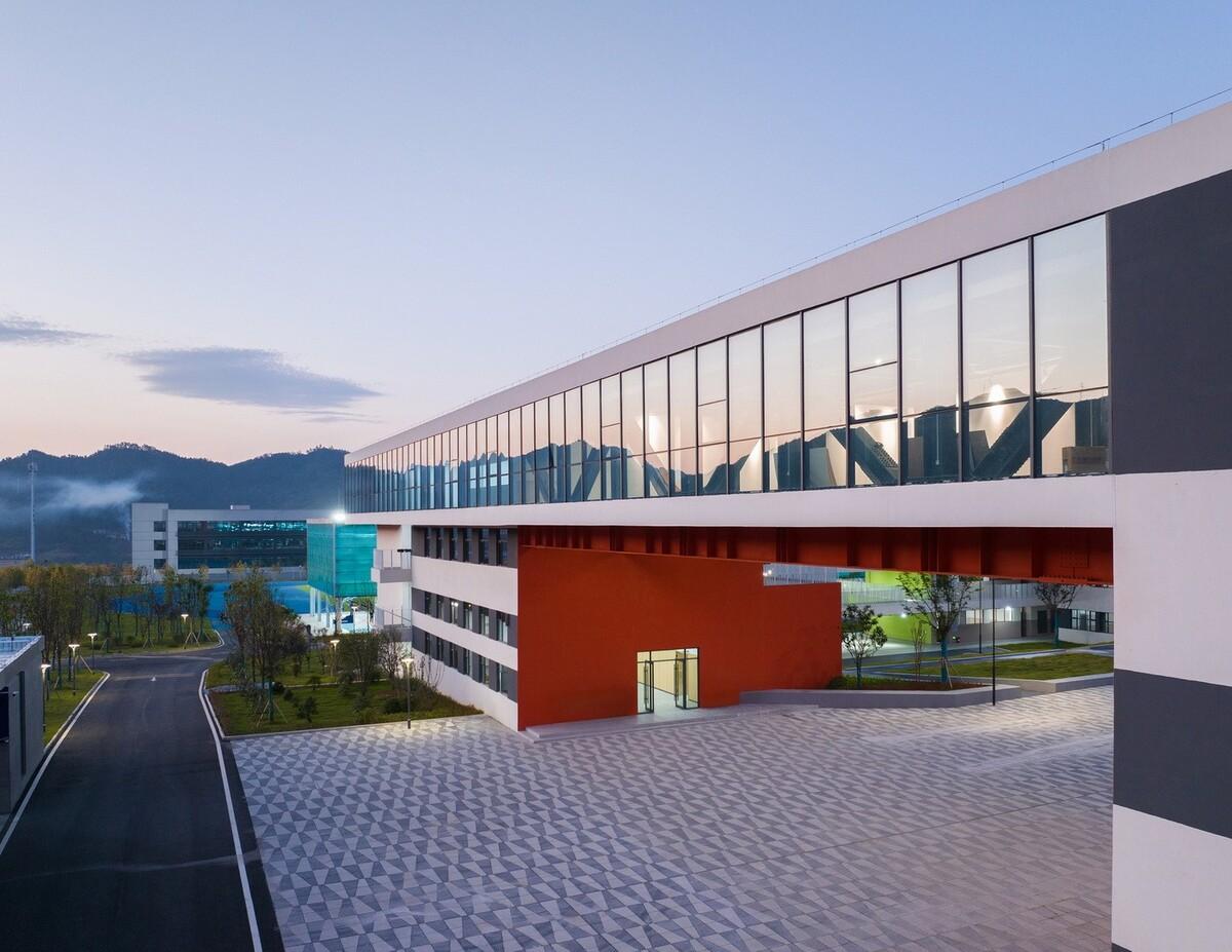 南山五福堂高级中学 / 小写建筑