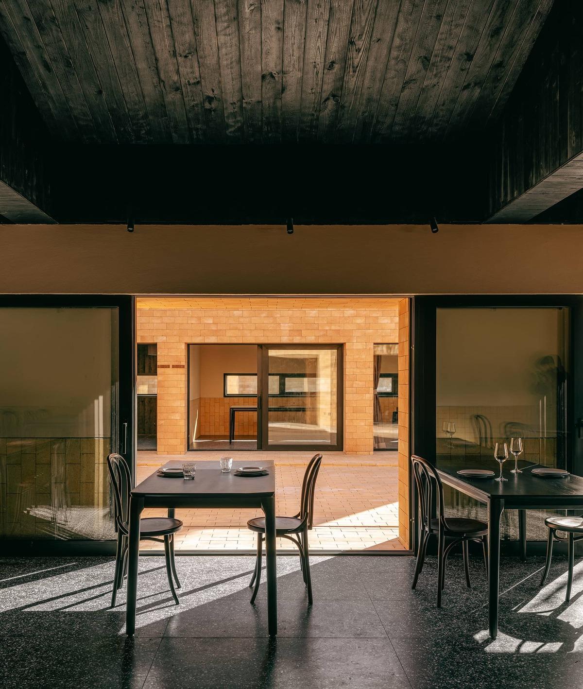 ARVO 16：30酒店: 接住光影草木的城堡 / 大料建筑