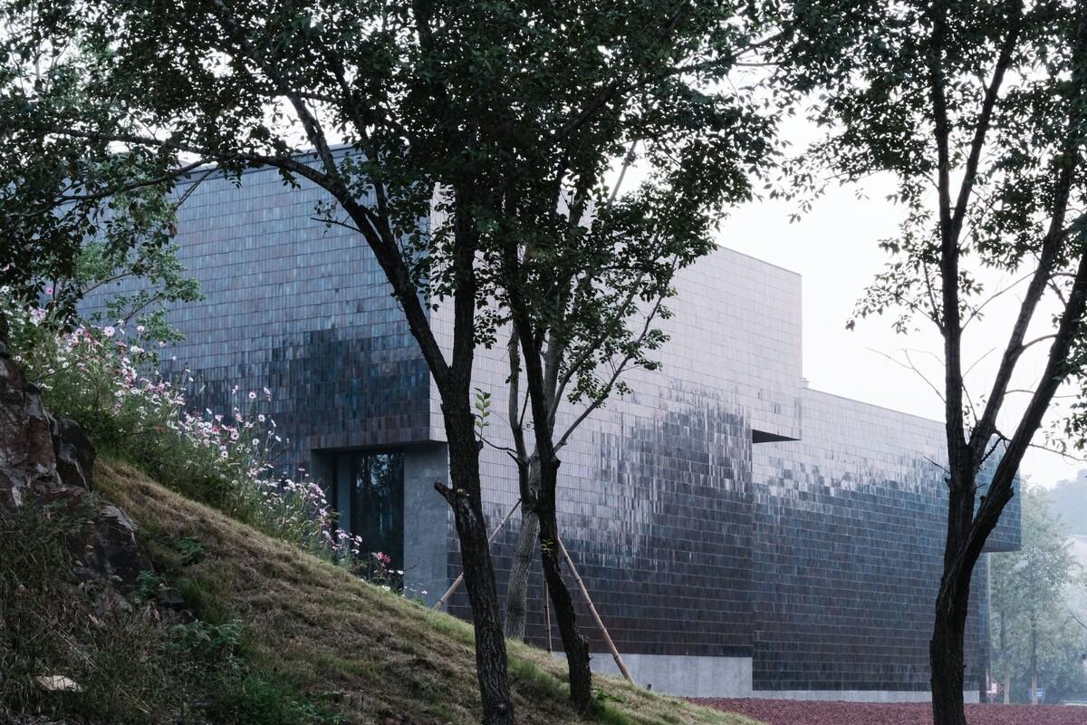 “釉”织新旧，黄龙山·紫砂矿源展示馆 / 东南大学建筑学院+旭可建筑