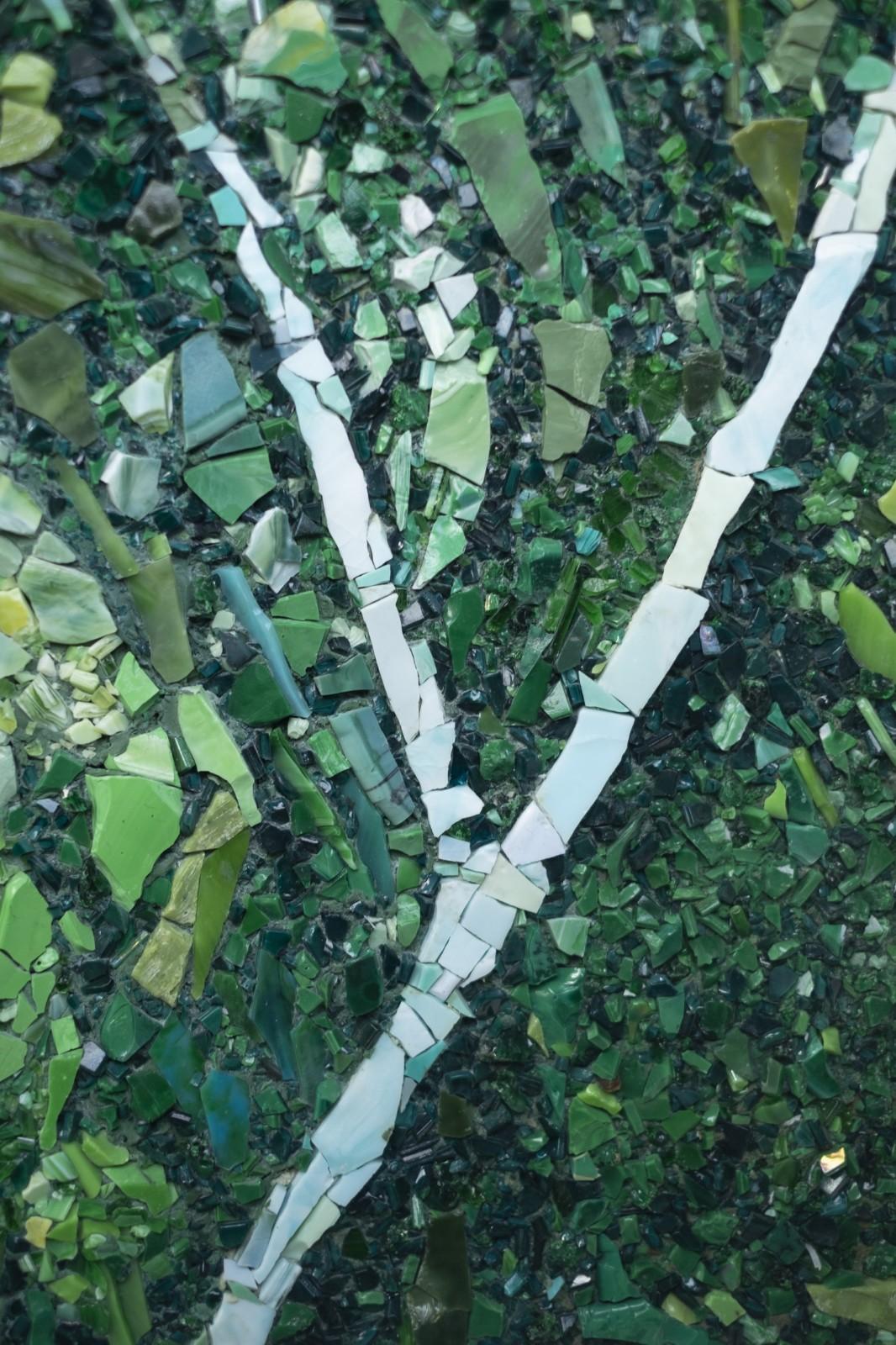 繁茂的遗迹，垂直自然塔 / 合造社