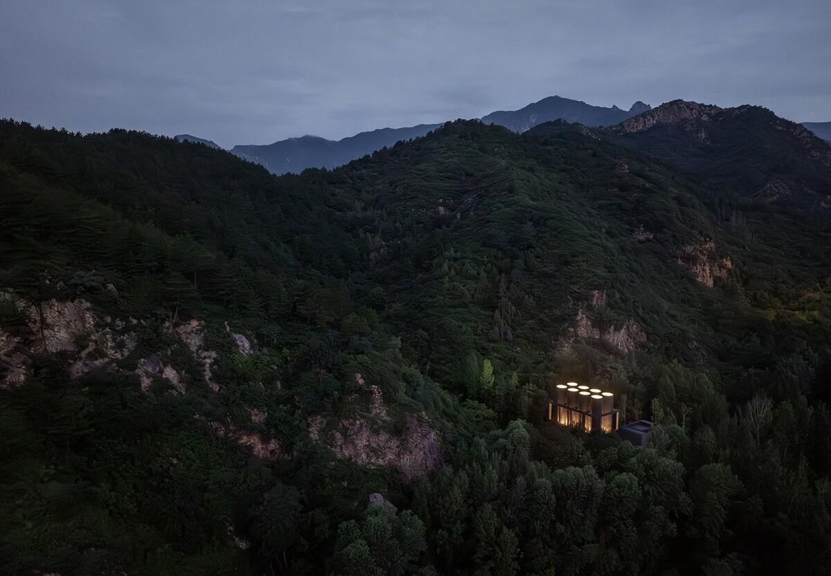 雾灵山眼石汤泉，林中仪器 / 直向建筑