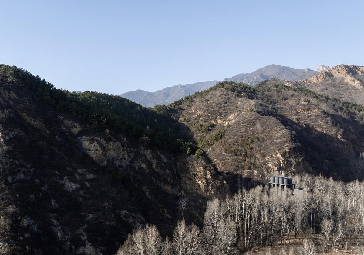 雾灵山眼石汤泉，林中仪器 / 直向建筑