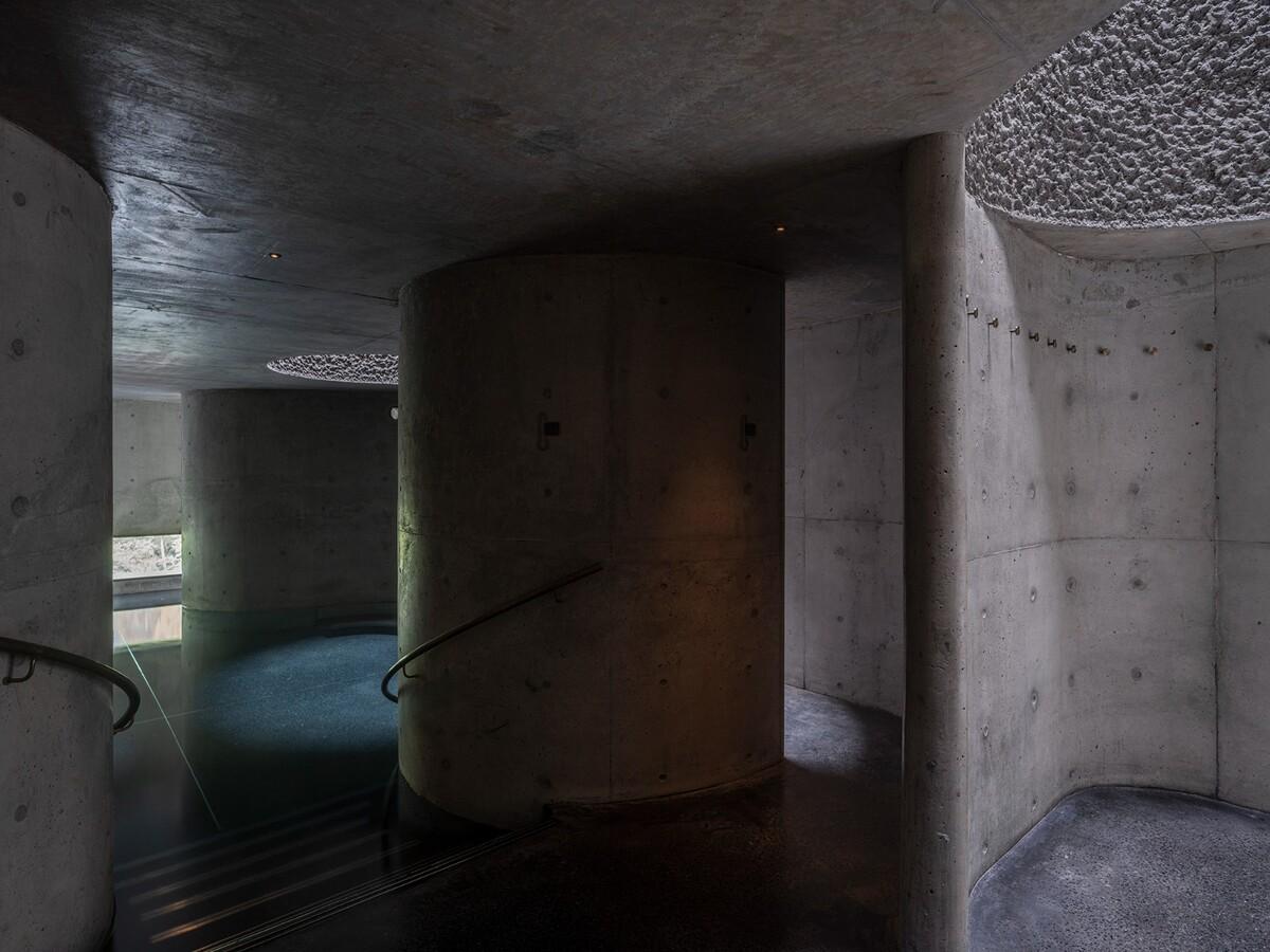 雾灵山眼石汤泉，林中仪器 / 直向建筑