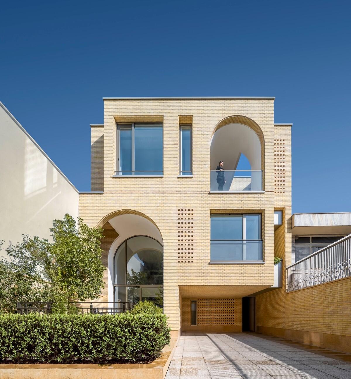 2 IVANs, 2 HOUSEs / HAMAAN Studio