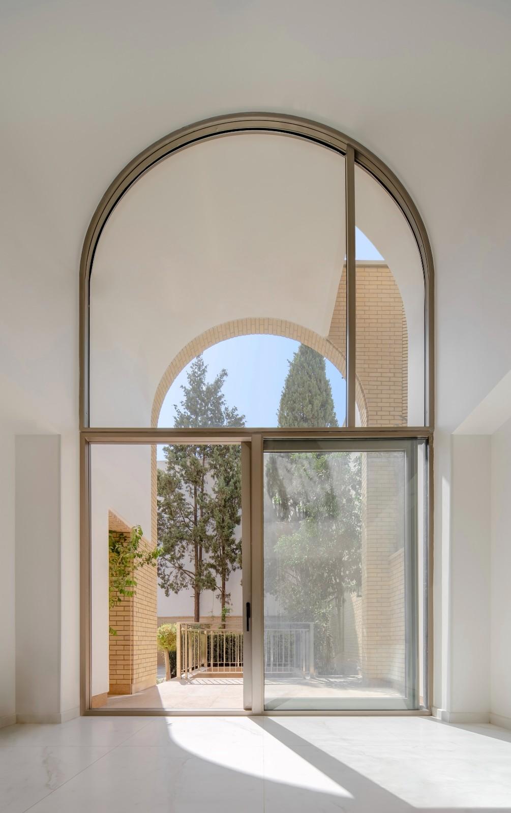 2 IVANs, 2 HOUSEs / HAMAAN Studio