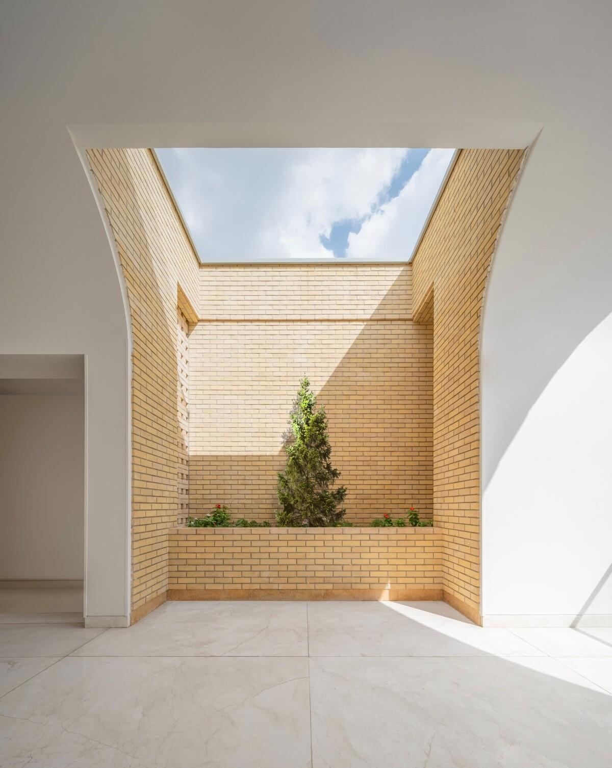 2 IVANs, 2 HOUSEs / HAMAAN Studio