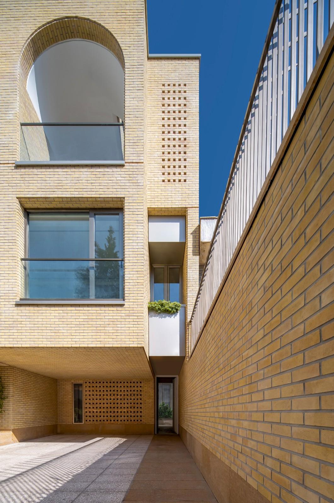 2 IVANs, 2 HOUSEs / HAMAAN Studio