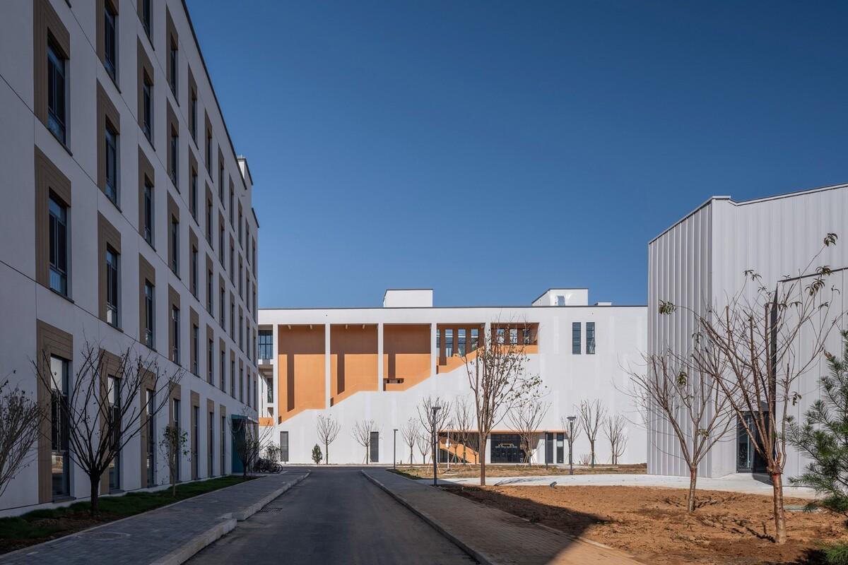 烟台城市科技职业学院二期 / 超城建筑