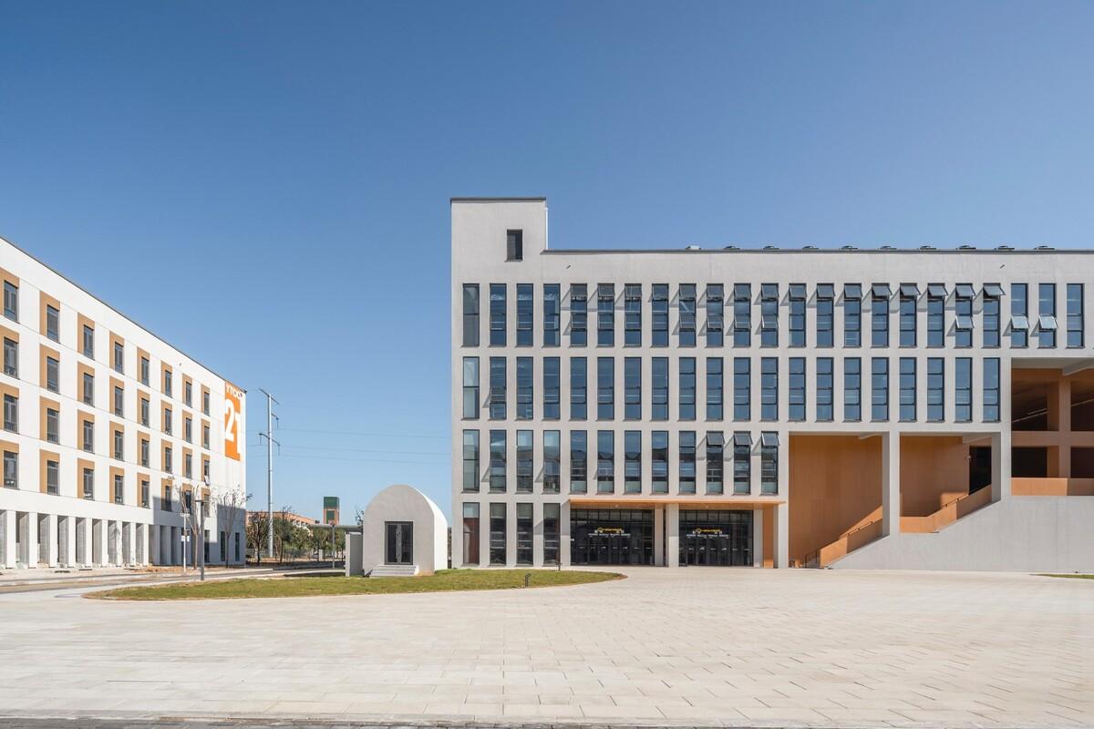 烟台城市科技职业学院二期 / 超城建筑