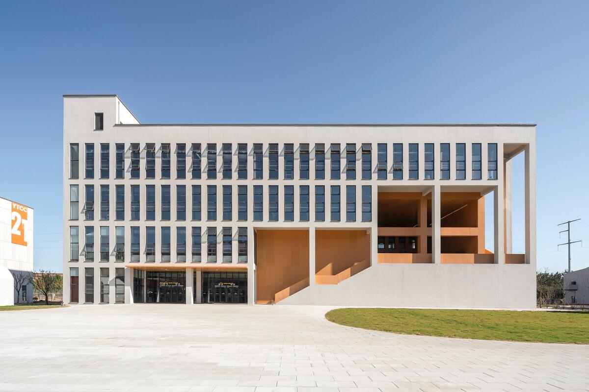 烟台城市科技职业学院二期 / 超城建筑