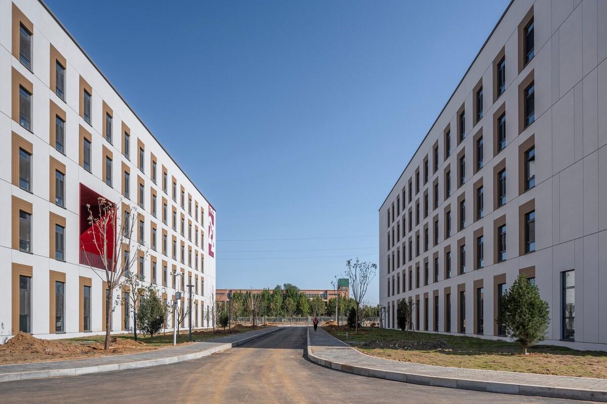 烟台城市科技职业学院二期 / 超城建筑