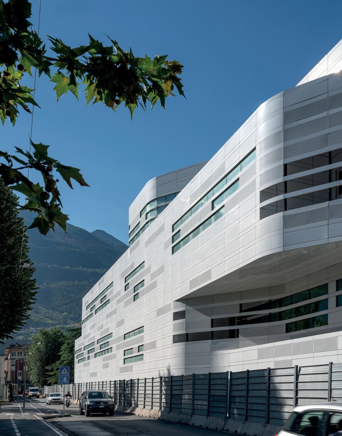 冰川校园:瓦莱达奥斯塔大学新校区 / MCA建筑事务所