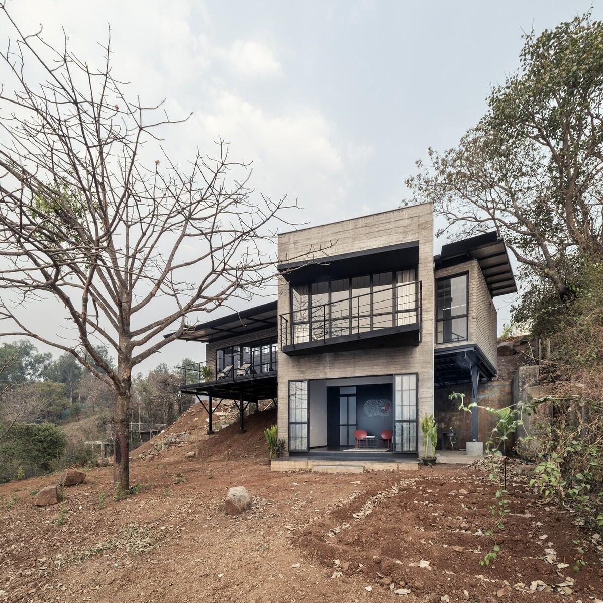 斜屋 / Red Brick Studio