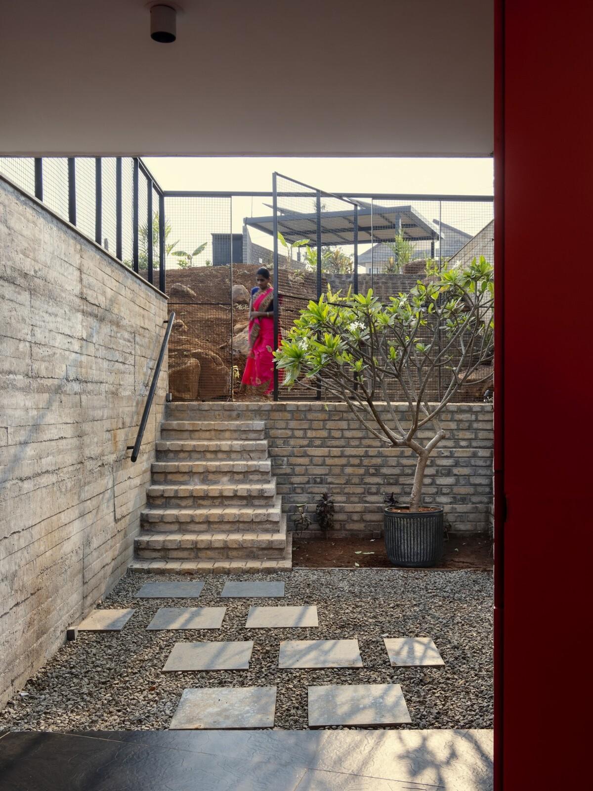 斜屋 / Red Brick Studio