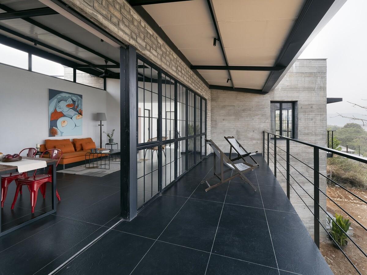 斜屋 / Red Brick Studio