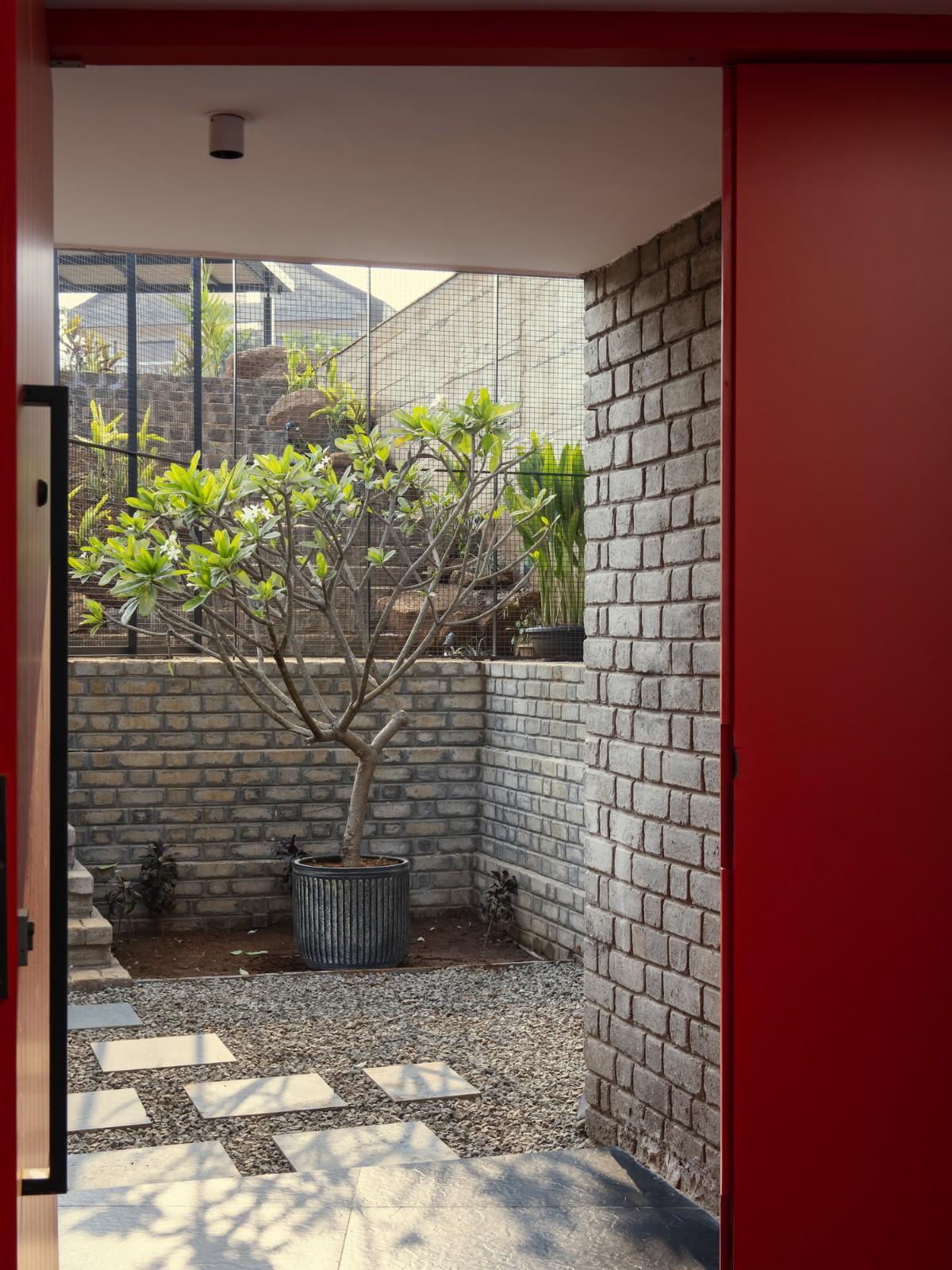 斜屋 / Red Brick Studio