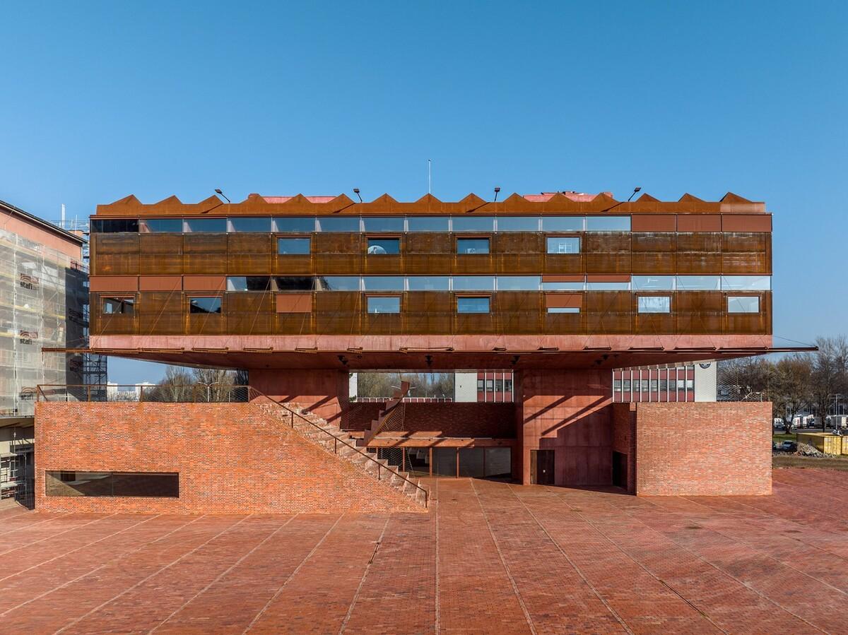 帕尔杜比采 GAMPA、Sféra 建筑群与自动化工厂公共空间 / Šépka architekti