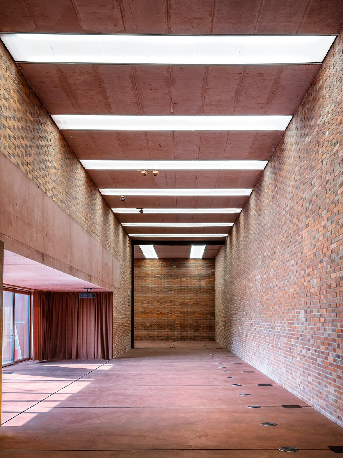 帕尔杜比采 GAMPA、Sféra 建筑群与自动化工厂公共空间 / Šépka architekti