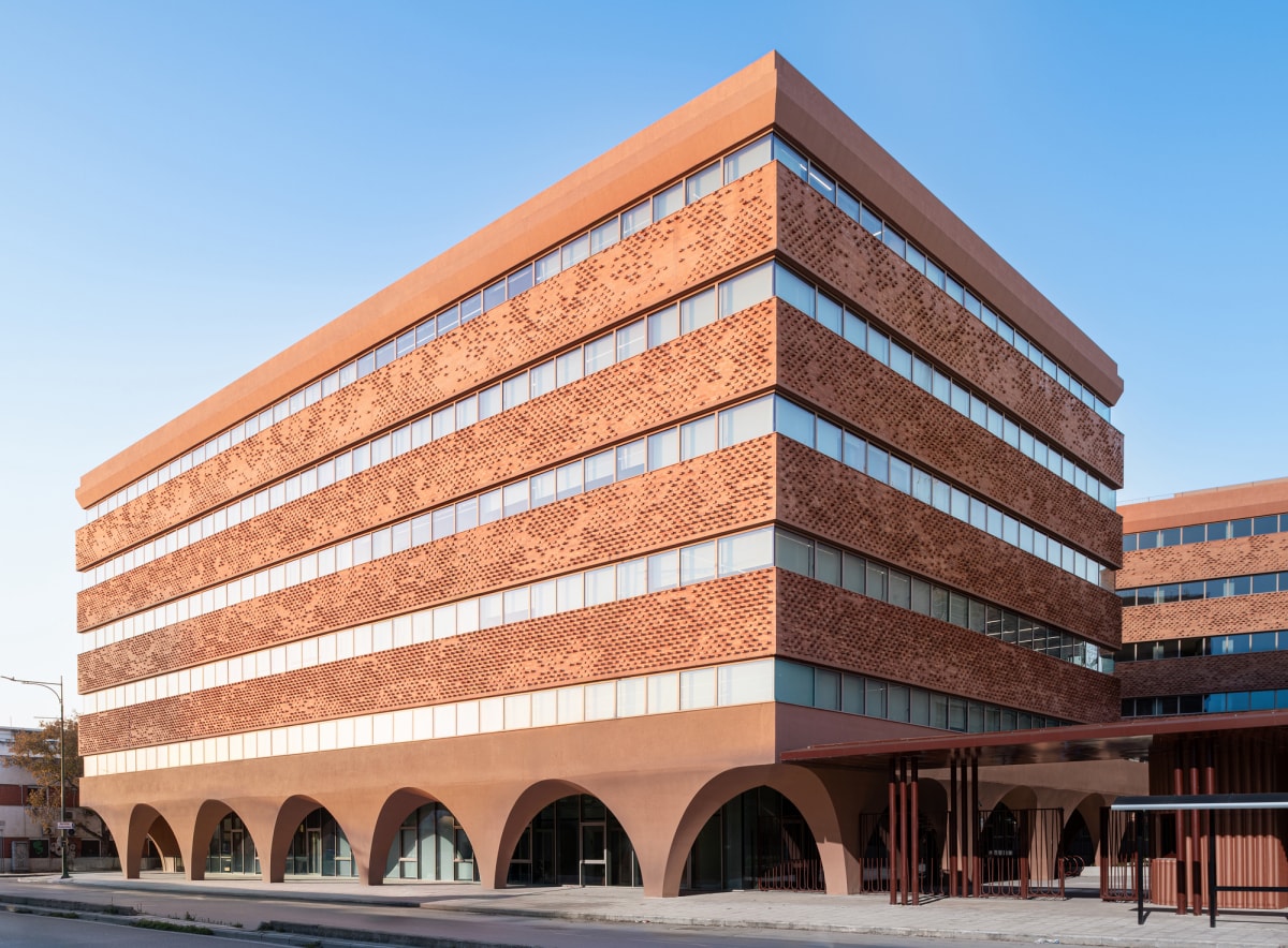 HUB26可持续办公综合体 / Divercity Architects