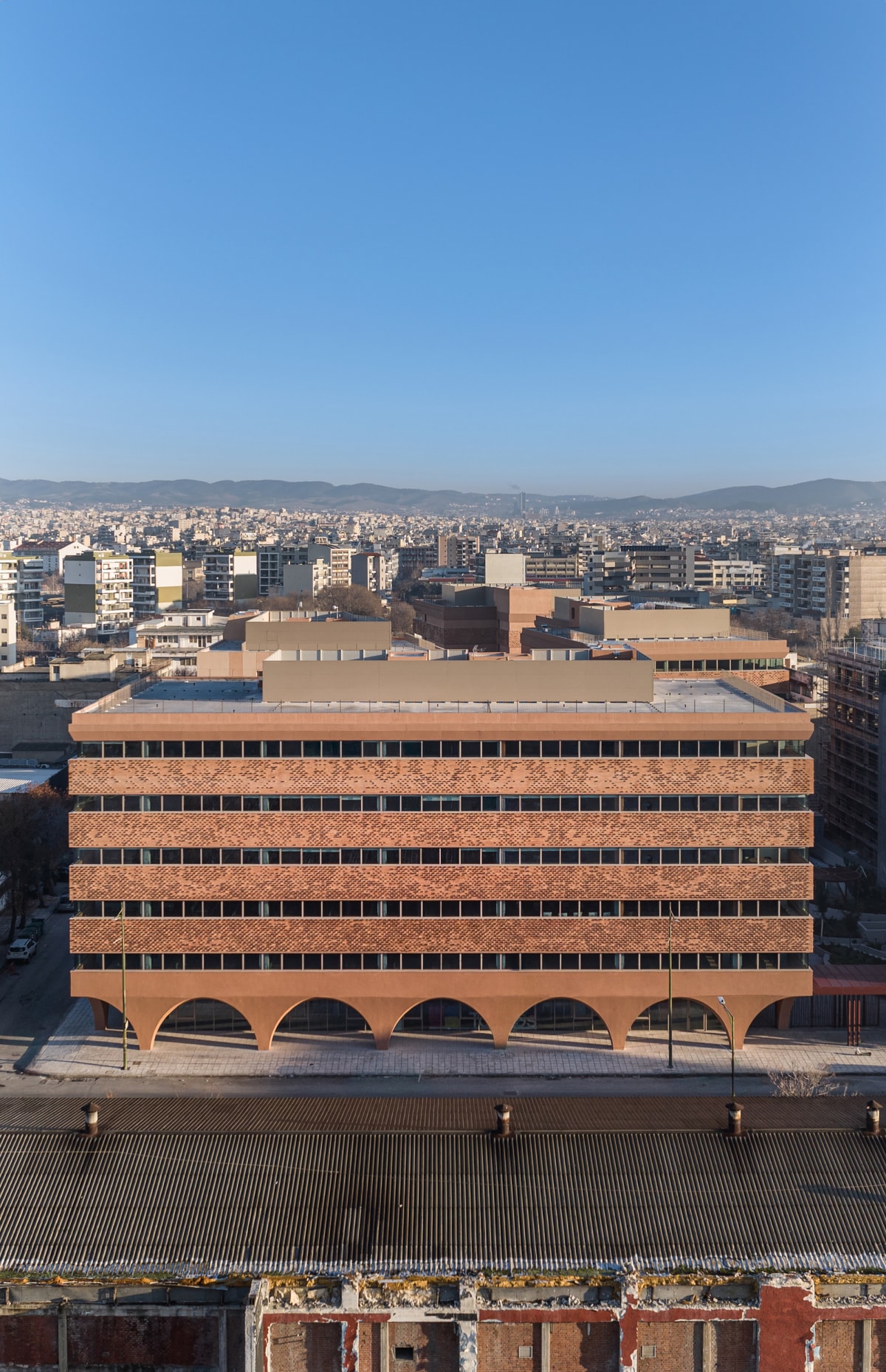 HUB26可持续办公综合体 / Divercity Architects