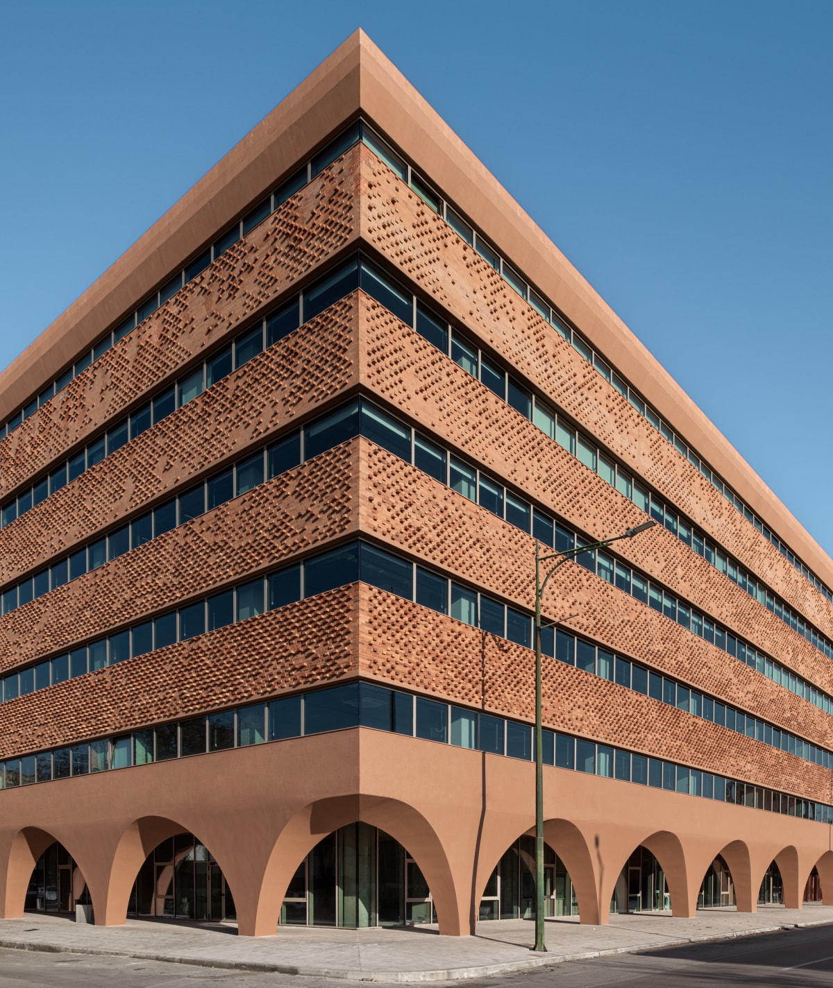 HUB26可持续办公综合体 / Divercity Architects