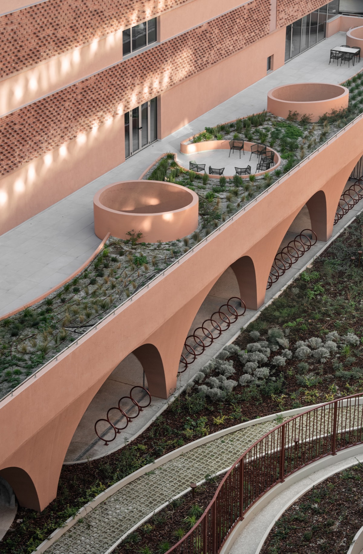 HUB26可持续办公综合体 / Divercity Architects