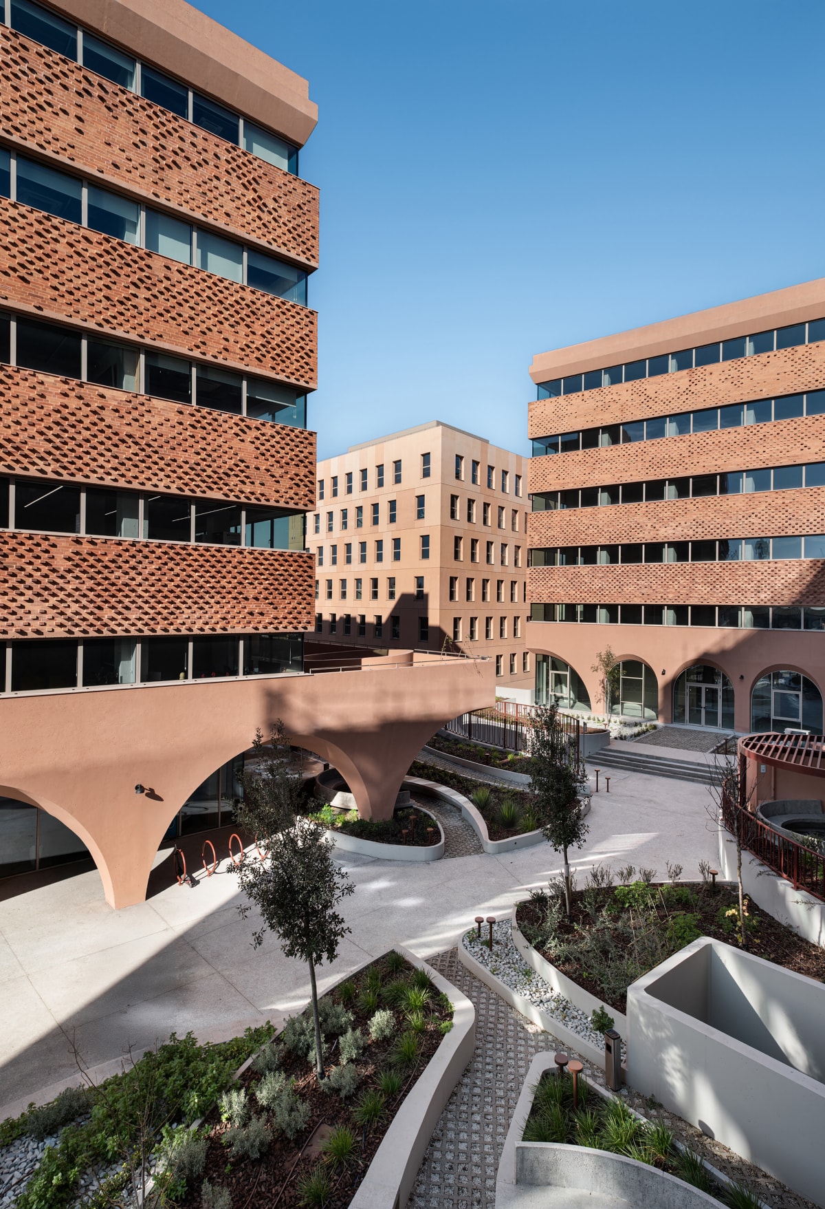 HUB26可持续办公综合体 / Divercity Architects