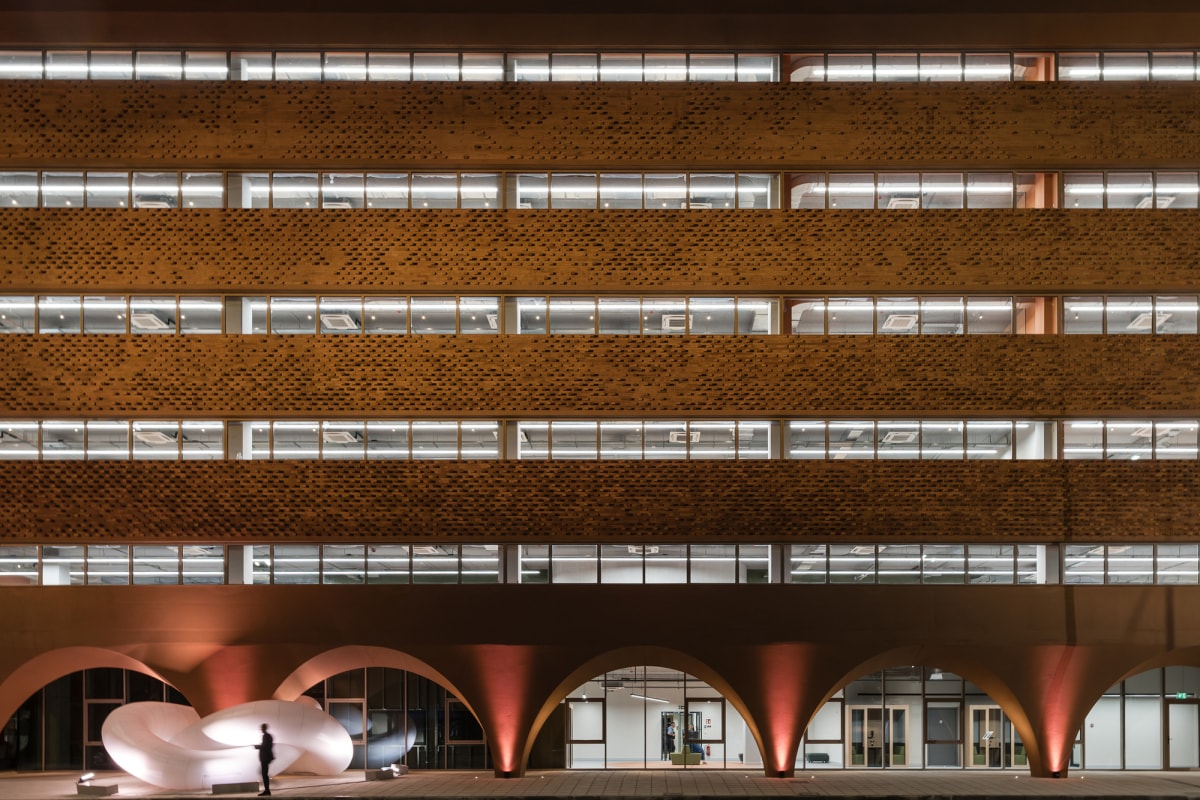 HUB26可持续办公综合体 / Divercity Architects