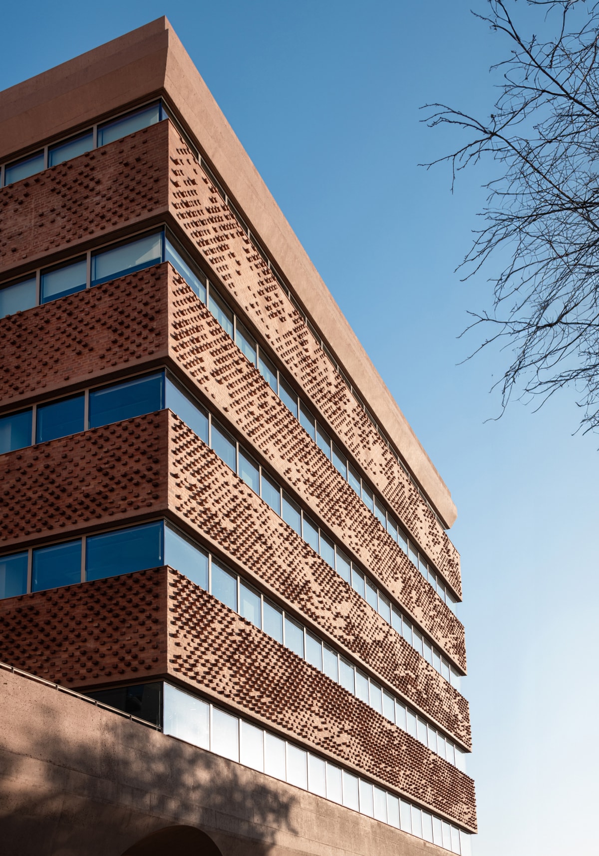 HUB26可持续办公综合体 / Divercity Architects